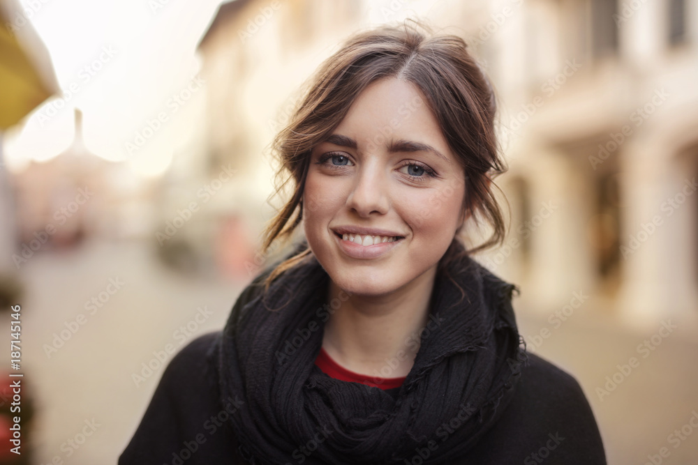 Smiling girl with blue eyes - obrazy, fototapety, plakaty 
