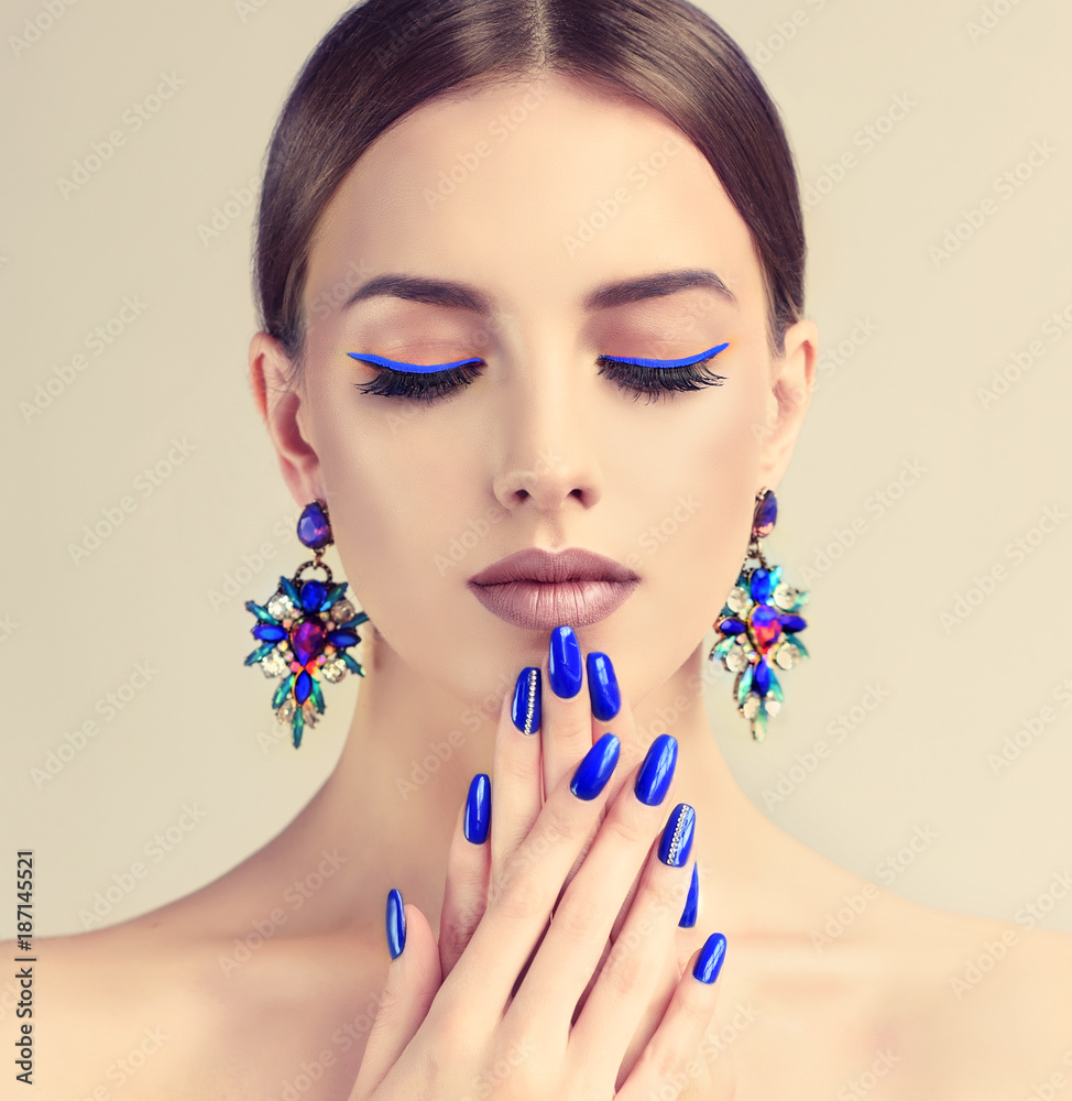 Beautiful model girl with blue manicure on nails . Fashion makeup and  cosmetics . Large earrings jewelry . foto de Stock | Adobe Stock