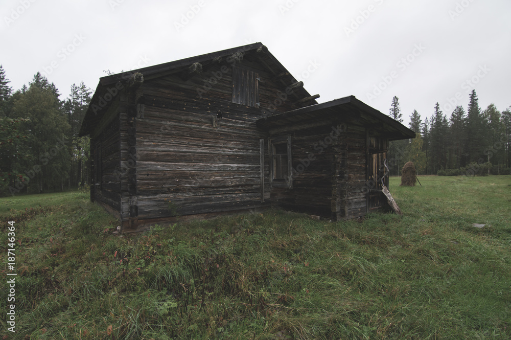Obraz premium Old wooden house and farm buildings