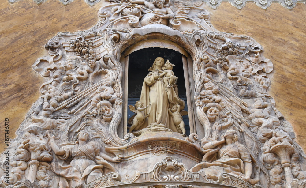 Marienfigur und reiche Verzierung über dem Barockportal des Palacio Marqués de Dos Aguas