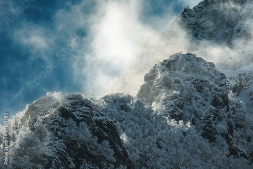 pic de montagne enneigé dans les nuages  photo