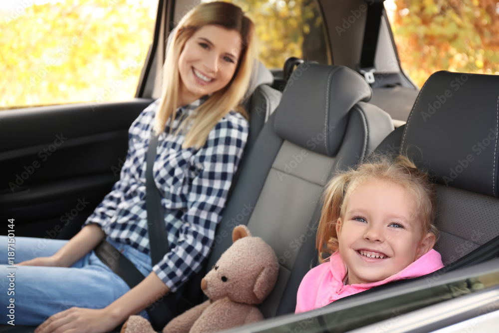 Εκτύπωση καμβά Woman with her little daughter on back seat of car
