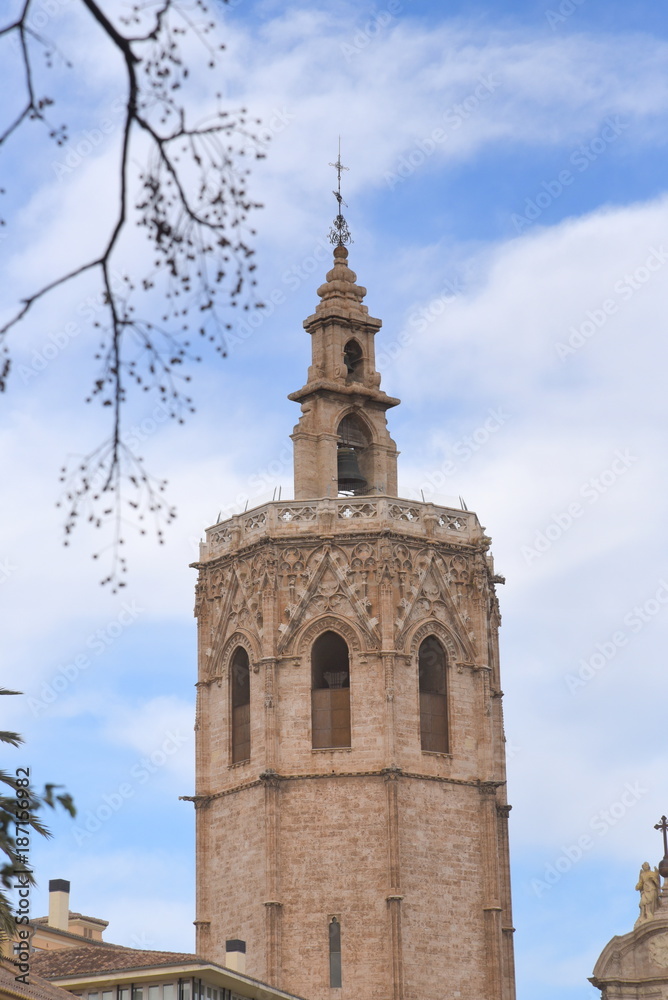 Fototapeta premium Spitze von El Micalet - dem Glockenturm der Kathedrale von Valencia