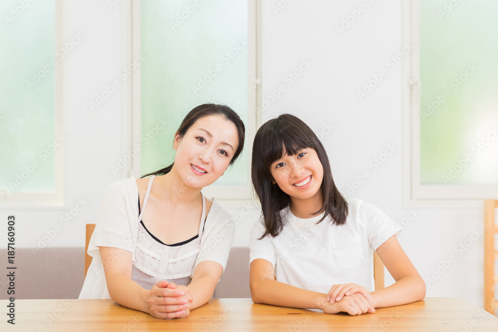 リラックスする親子