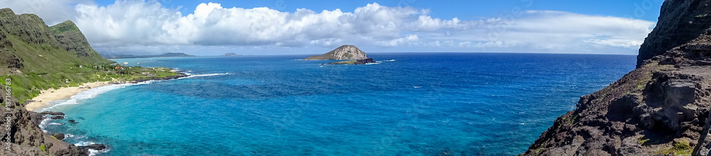 アメリカ、夏のハワイ、オアフ島の絶景と青い海、マカプウの海