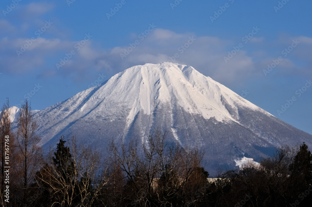 日本、鳥取、冬の大山、伯耆富士の絶景、上野池