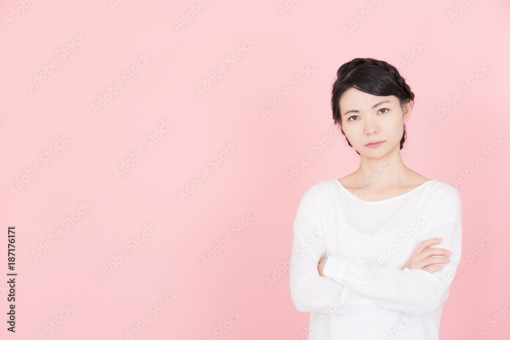 腕を組む若い女性 腕を組む若い女性