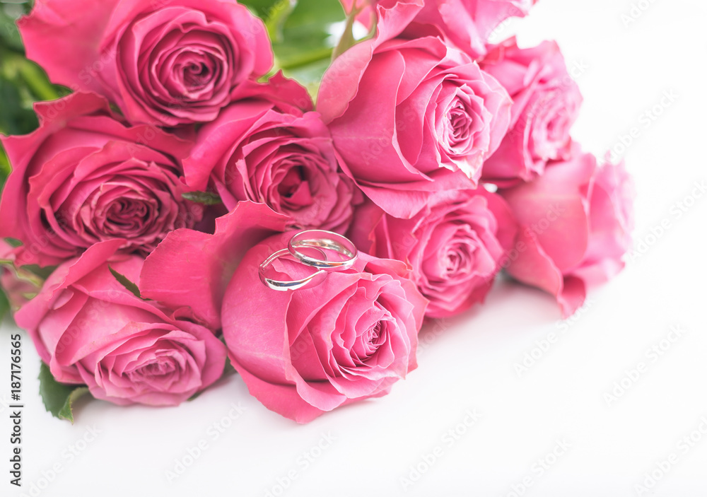 Heiratsantrag mit Rosenstrauss Heiratsantrag mit Rosenstrauss