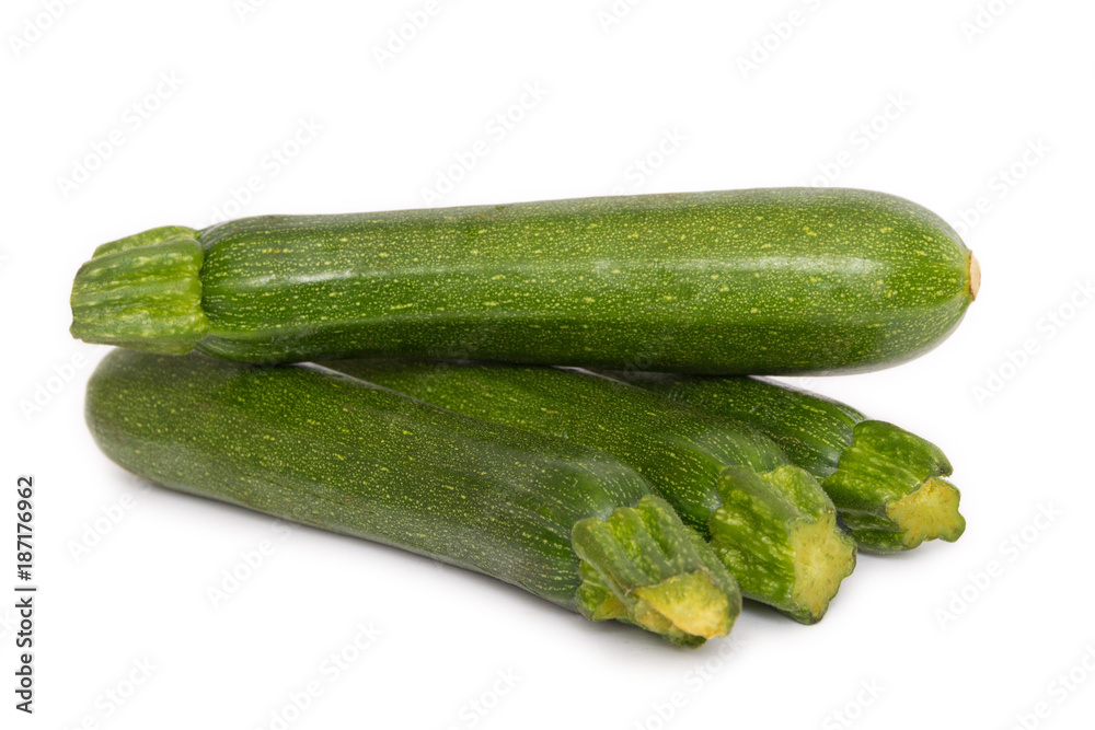 frische Zucchini freigestellt auf weißem Hintergrund frische Zucchini freigestellt auf weißem Hintergrund