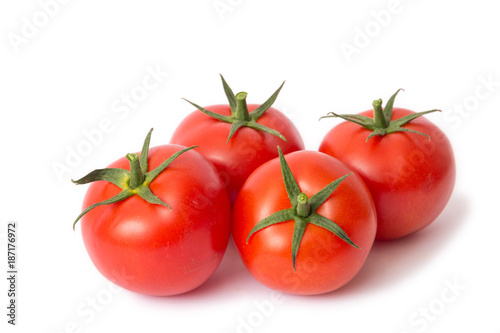 frische rote Tomaten freigestellt auf weißem Hintergrund