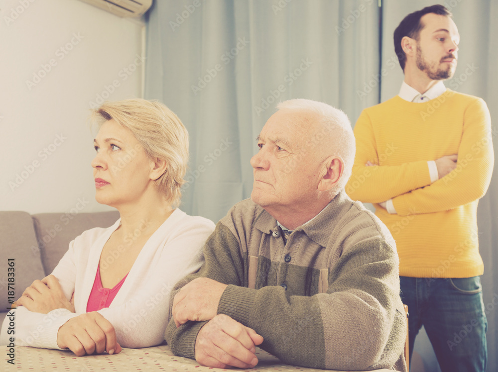 Fototapeta premium Man seriously talking with family