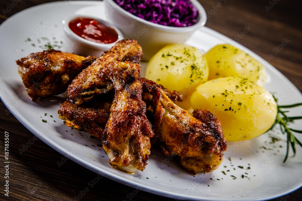 Grilled chicken wings and vegetables