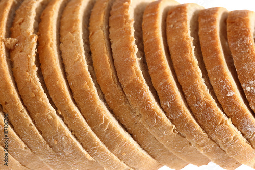 For convenience, the shops and bakeries have gone a step further because they sell the bread, cut into equal slices. 