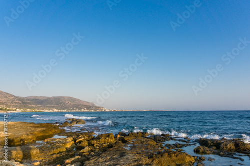 Blick auf das wunderschöne blaue Meer und die Berge der Insel Kreta in Griechenland 
