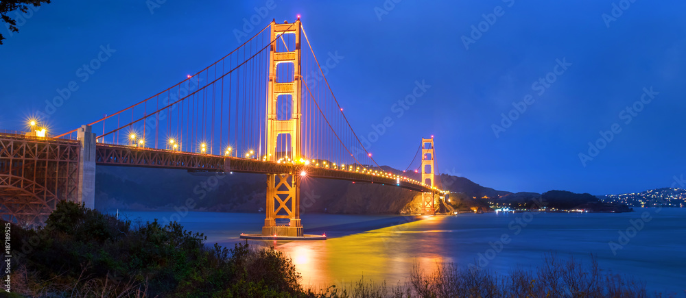 Naklejka premium au pied du Golden Gate Bridge