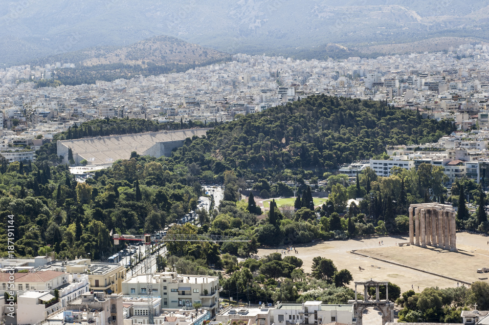 vista di Atene con il Tempio di Zeus Olimpo e lo stadio panatenaico