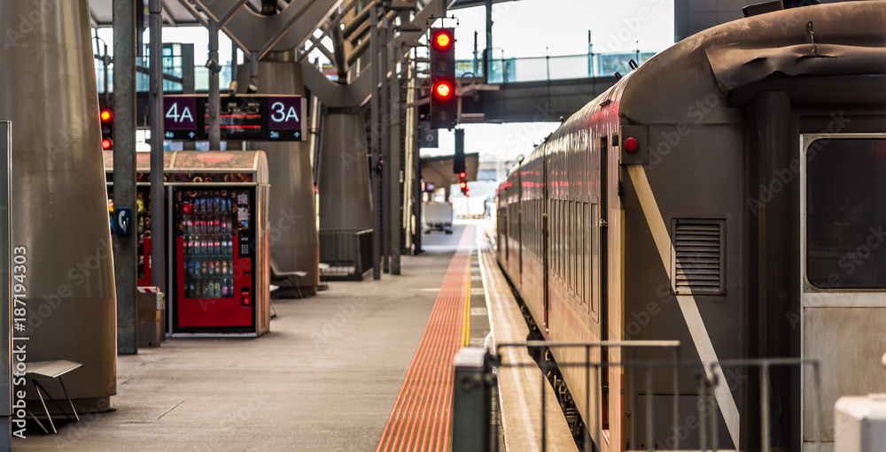 Naklejka premium Pociąg pasażerski czeka na peronie 3A na stacji Southern Cross w Melbourne w Australii