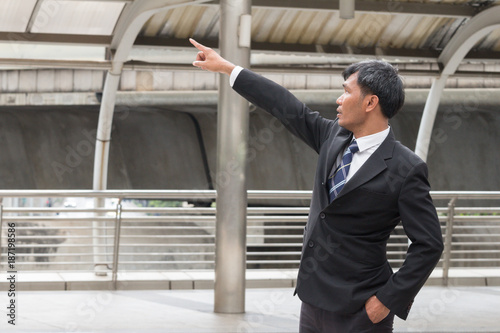 Businessman pointing to the target and mission and look up to the sky