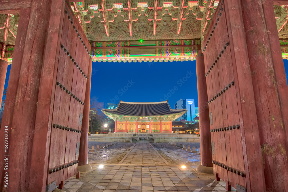 Naklejka premium Noc w Seulu z Pałacem Deoksugung w Korei