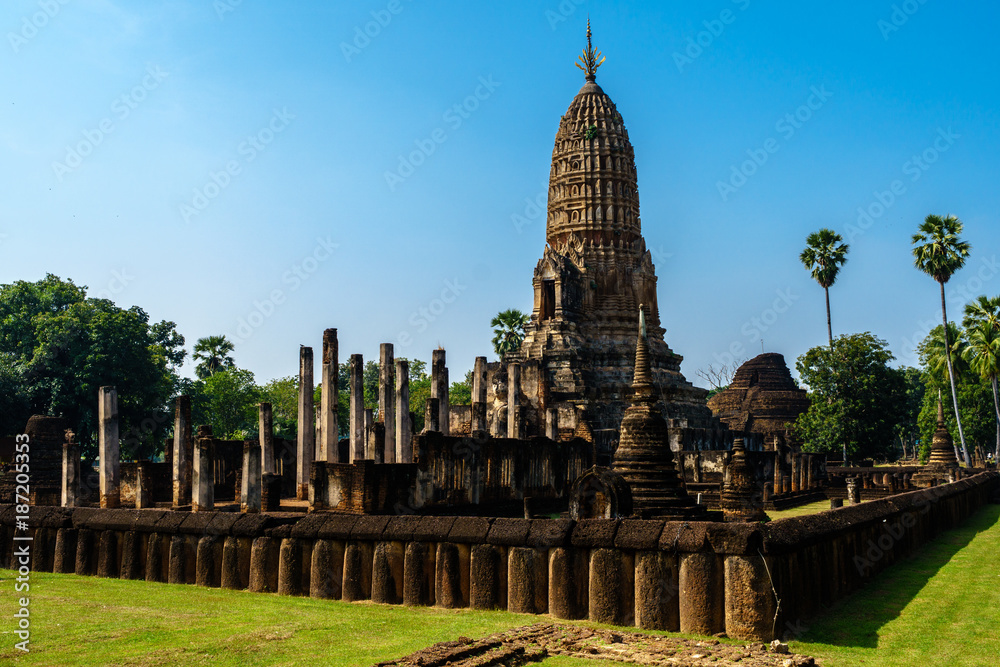 Fototapeta premium Wat Phra si Ratanamahathat in Si Satchanalai Historical Park, Si Satchanalai, Si Satchanalai District, Sukhothai