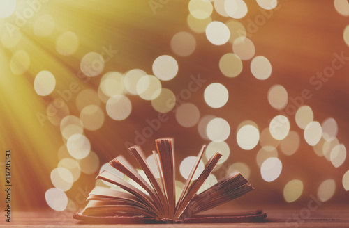 Foto Open Vintage book with fairy lights