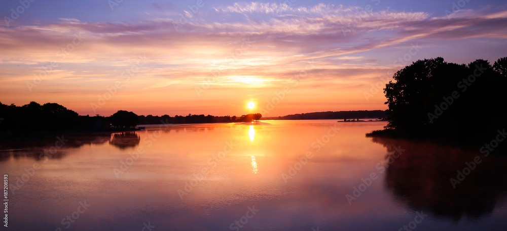 Obraz premium Sunrise over Mona Lake