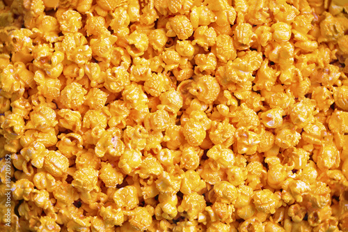 Obraz na płótnie golden cheese popcorn food background w salonie