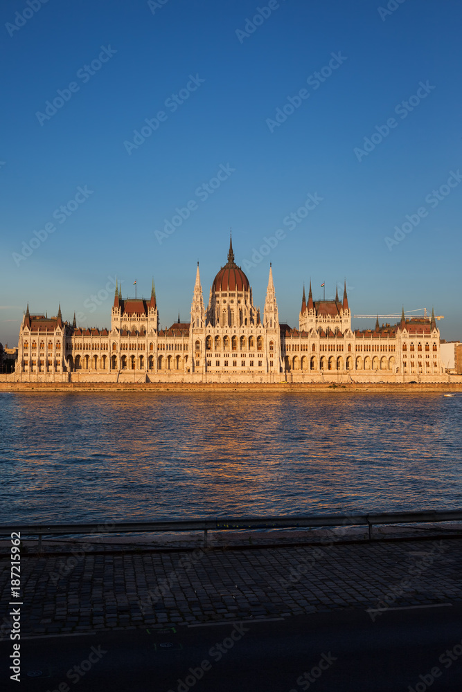 Naklejka premium Hungarian Parliament Building at Sunset in Budapest
