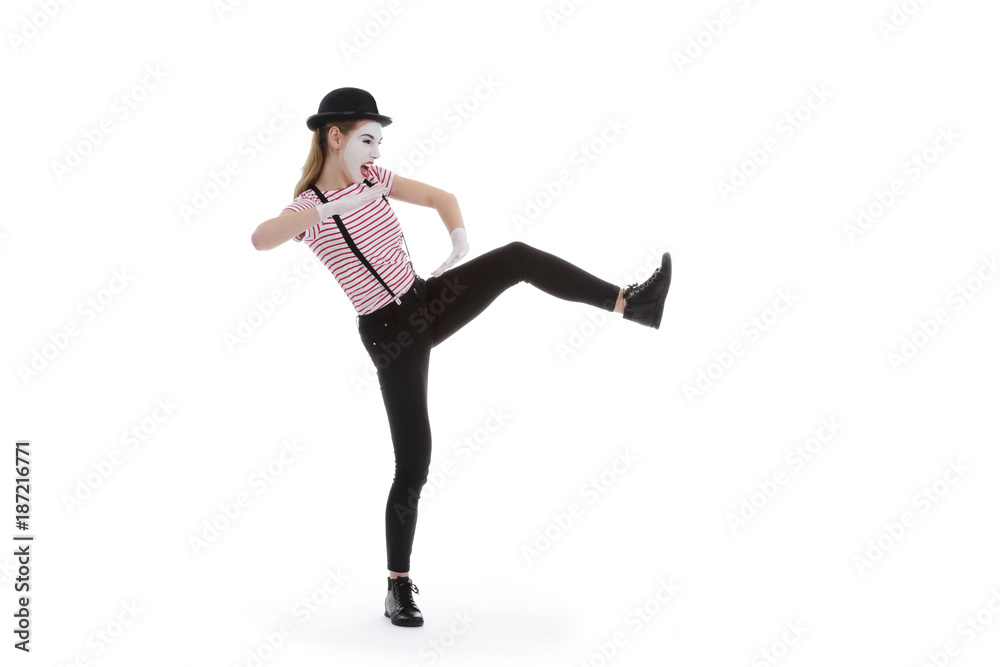 jeune fille mime maquillage blanc théâtre mimant prise karaté