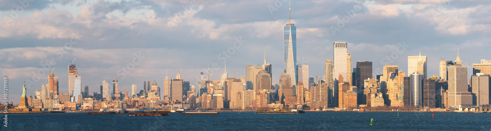 Obraz premium Panoramic view of Manhattan at afternoon, view from Staten Island, New York City skyline.