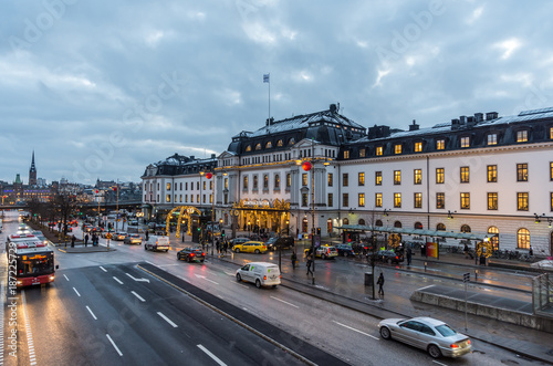 Stockholms Centralstation med taxibilar utanför vid utgång mot Vasagatan