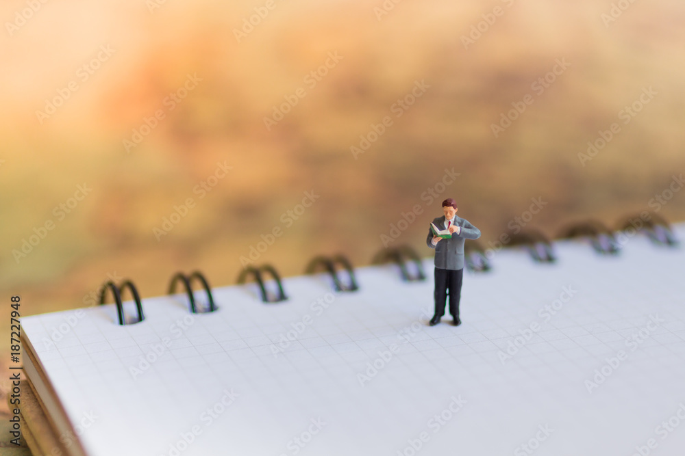Miniature people : Reading is a learning method that helps to find a new solution for the problem. Using as education concept. Miniature people : Reading is a learning method that helps to find a new solution for the problem. Using as education concept.