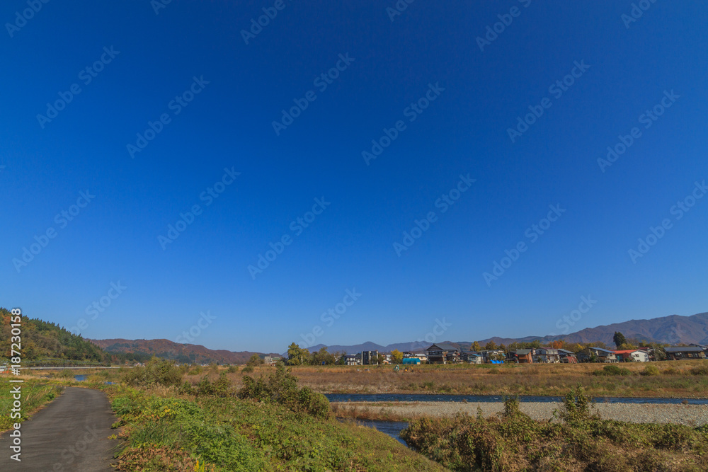 秋の魚野川の風景