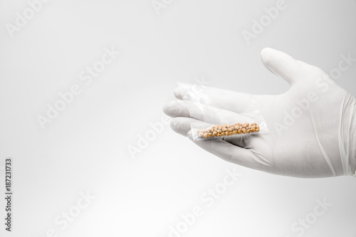 Arzt hält Tüte mit entfernten Gallensteinen in der Handfläche