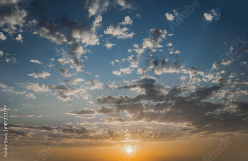 Tlo Chmury na błękitnym niebie podczas zachodu słońca