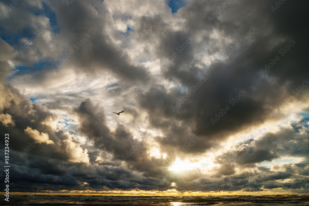 Obraz premium Storm clouds gather over the sea