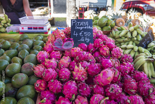 pitayas sur un marché photo