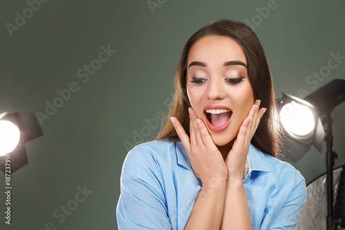 Young surprised woman on co...