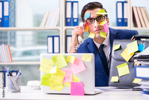 Schilderij op canvas Businessman with reminder notes in multitasking concept