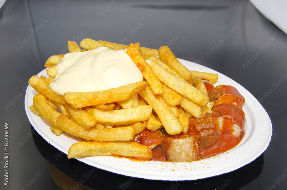 Pommes Mayo mit Currywurst Pommes Mayo mit Currywurst