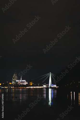 Hochwasser am Rhein in Köln bei Nacht © kaicologne