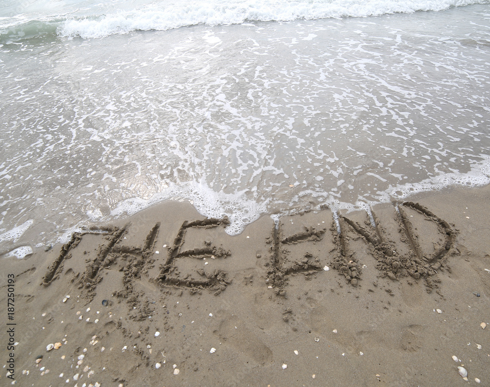 Foto big text THE END on the beach
