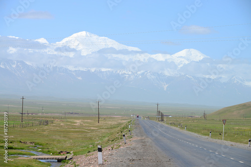 Foto Sary Tash village and beautiful Pamir mountains, M41 Pamir Highway, Kyrgyzstan