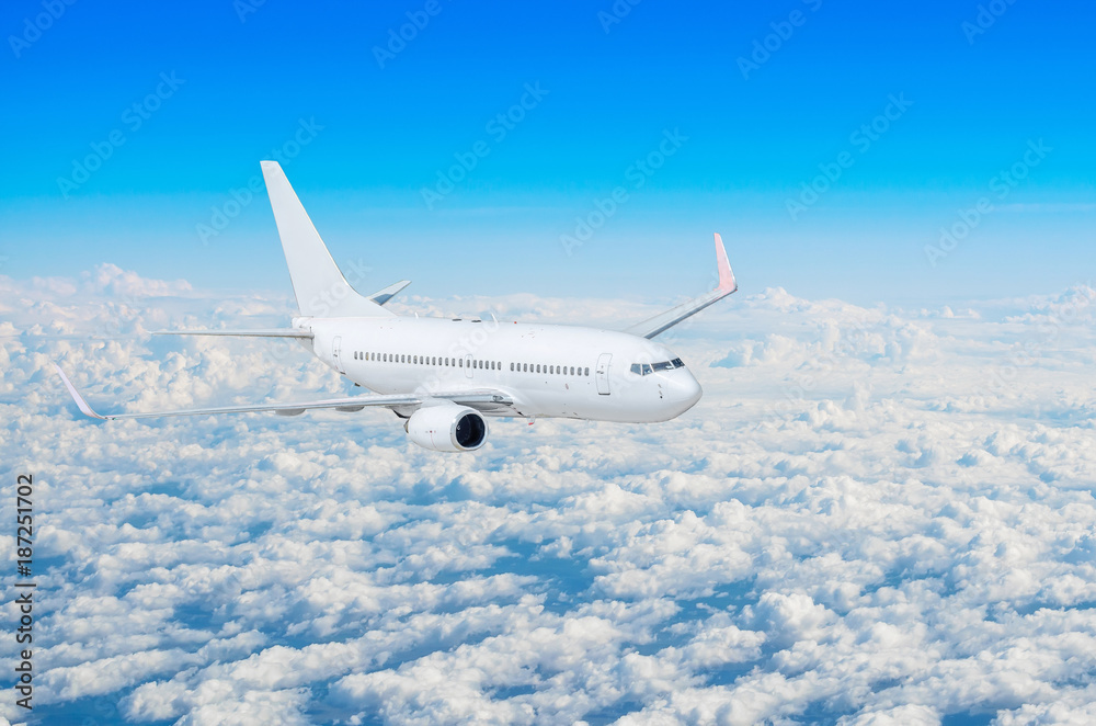 Fototapeta premium Samolot na niebie nad chmurami wysokość lotu lotu słońca