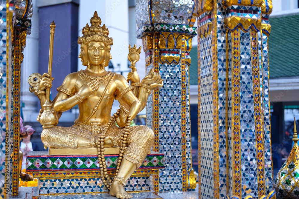 Obraz premium The Erawan Shrine in Bangkok. Thao Maha Phrom Shrine is a Hindu shrine in Bangkok