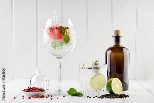 Obraz na płótnie gin and tonic alcohol drink cocktail glass ice fruit garnish plain black white background w salonie