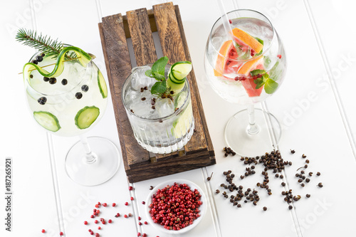 Obraz na płótnie gin and tonic alcohol drink cocktail glass ice fruit garnish plain black white background w salonie