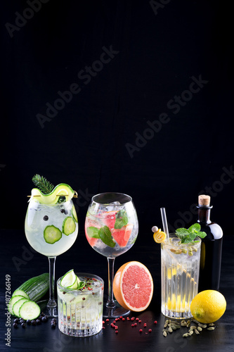 Obraz na płótnie gin and tonic alcohol drink cocktail glass ice fruit garnish plain black white background w salonie