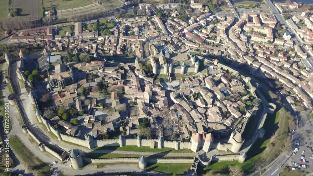 Prise de vue aérienne panoramique de la Cité de Carcassonne et de la ville basse, hélicoptère en 4K