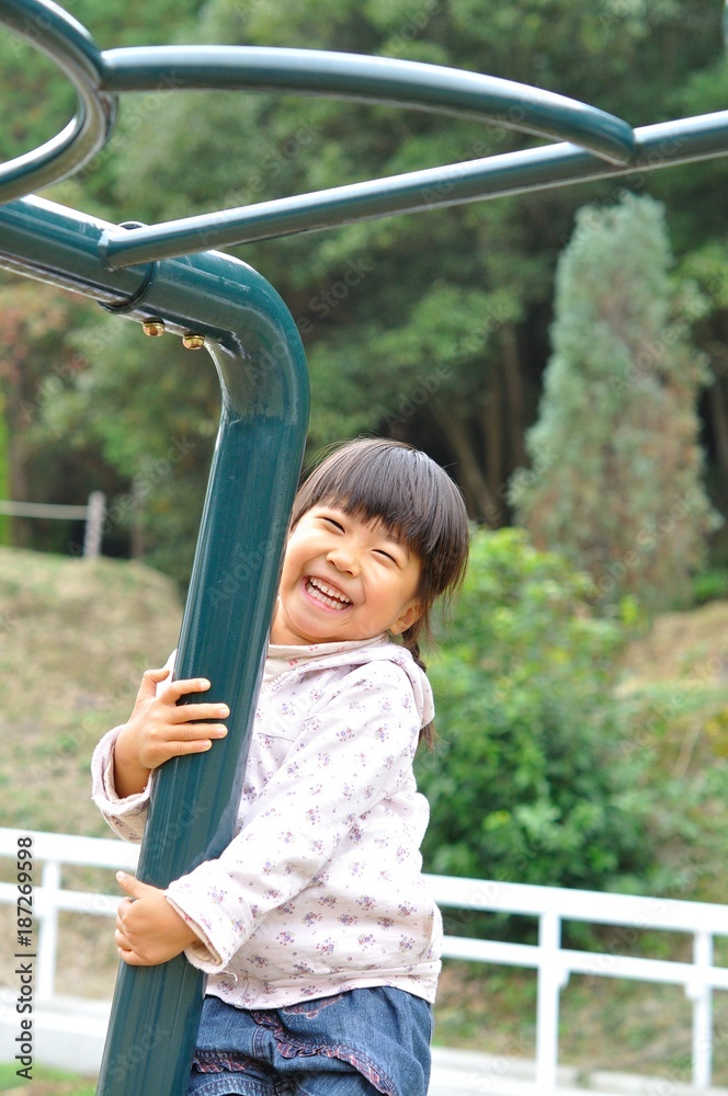 公園の遊具で遊ぶ女の子 公園の遊具で遊ぶ女の子